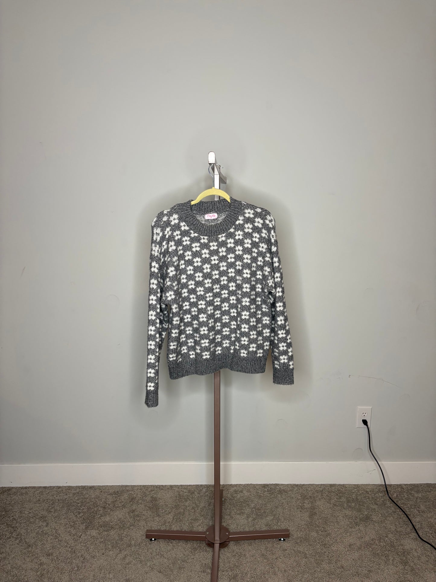 grey and white kint sweater